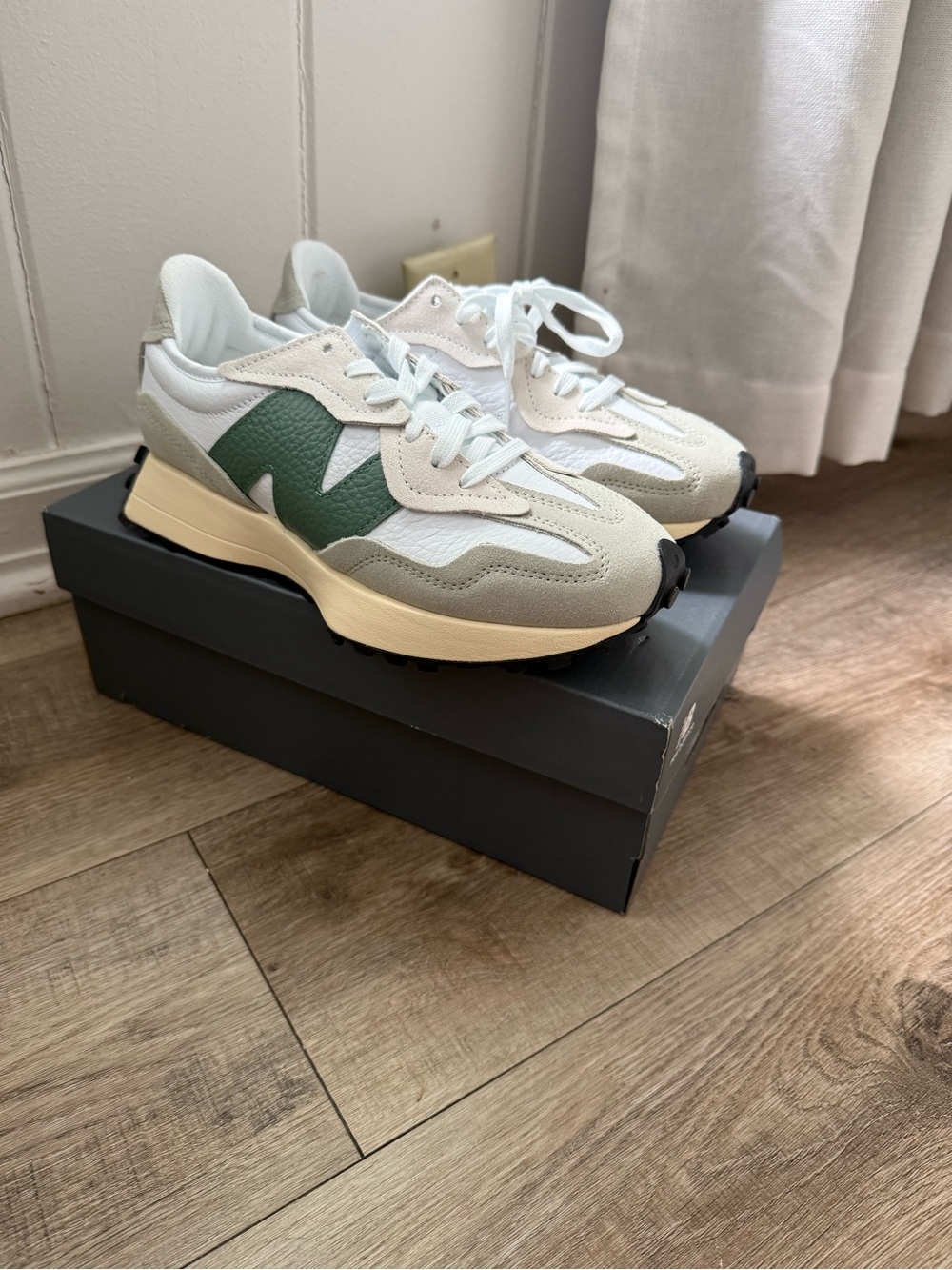 New Balance 327 Sneakers
